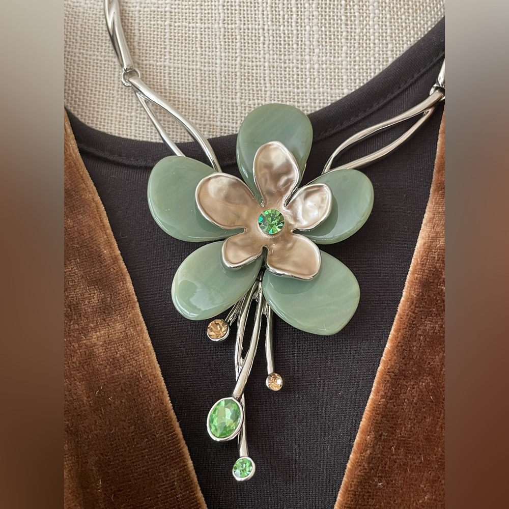 NWOT Green Sunshine Floral Necklace & Earrings. 💚🩶